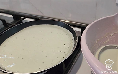 Лучше жарить на сковородке для блинов. Сковородку нужно смазать растительным маслом. Набираем тесто в поварешку и выливаем на сковородку. Жарить нужно на среднем огне с двух сторон.