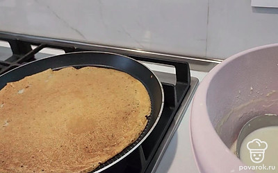 Когда блинчик стал уже золотистым, его нужно перевернуть на другую сторону.