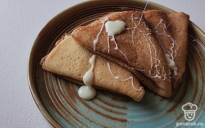 Подавать блинчики можно с вашим любимым соусом. Я люблю есть блины со сгущёнкой.