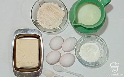 Слегка разморозьте масло, приготовьте в тарелки яйца, молоко, крахмал, муку, соль, сахар и сливочное масло.