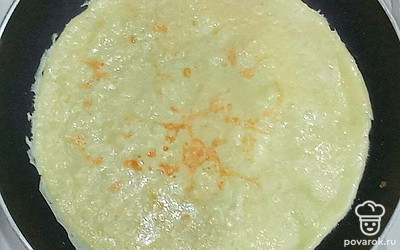 Смешайте крахмал, муку, соль и сахар. Добавьте немного молока и перемешайте, чтобы не было комочков. Яйца хорошо взбейте и влейте в массу, перемешайте. Добавьте оставшееся молоко и все взбейте. Тесто для блинов готово. Жарьте на небольшой сковороде в большом количестве сливочного масла с двух сторон. Снимая, сразу складывайте конвертиком. Каждый раз перед тем как наливать очередной блин, перемешивайте тесто, так как крахмал оседает на дно.