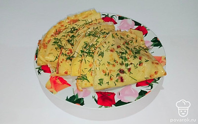 При подаче украсьте блины зеленью.