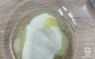 Яйца смешать с сахаром и солью.