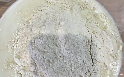 Всыпать муку и перемешать.
