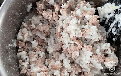 Смешать рис с фаршем, добавить специи, чеснок.