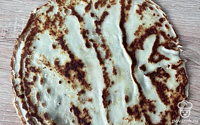 На блин выложить начинку, свернуть.