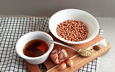 Почистите и ополосните чеснок. Нут помойте и залейте водой на несколько часов.