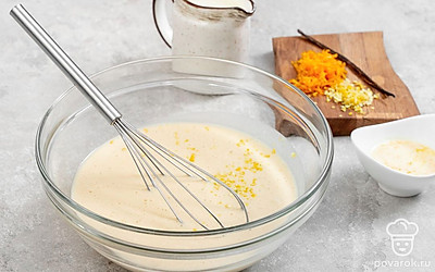 Приготовьте блины. Яйца взбейте с солью и сахаром и вмешайте в молоко. Затем постепенно всыпьте всю муку, не допуская образования комочков. Добавьте цедру лимона и семена из стручка ванили. Влейте растопленное сливочное масло.