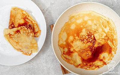 Выпекайте блины на хорошо разогретой сковороде без масла до золотистого цвета. Каждый блинчик сложите треугольником на отдельную тарелку.