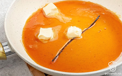 Сделайте соус. В широкую сковороду влейте апельсиновый сок, добавьте сахар и выпотрошенный стручок ванили и поставьте на огонь. Жидкость должна выпариться вдвое. Когда образуется апельсиновый сироп, уменьшите нагрев и добавьте 1/2 часть сливочного масла.