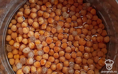 Отварите нут в речение нескольких часов, пока он станет мягким. Нарезанные вяленые помидоры обжарьте на растительном масле с чесноком. Всыпьте к ним перец и соль.