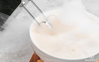 Приготовьте мороженое. Взбейте сливки с творожным сыром и вареной сгущенкой. В стационарном миксере заморозьте мороженое при помощи жидкого азота.