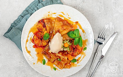 Подайте блинчики с мороженым, украсив свежими ягодами и орехами, в красивых прозрачных креманках.