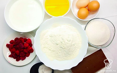 По отдельным удобным вам тарам расположите все необходимые ингредиенты: муку, яйца, растительное масло, сахар, разрыхлитель, соль. В отдельную миску или стакан налейте молоко.