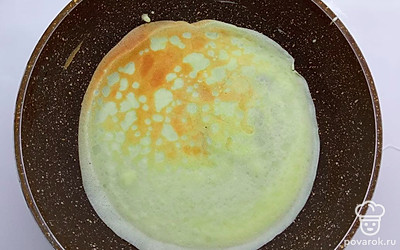 Вбейте в миску 3 яйца, добавьте туда же щепотку соли, молоко, сахар, разрыхлитель, растительное масло и муку. Взбейте миксером, чтобы получилась однородная консистенция. Разогрейте сковороду, смажьте сливочным маслом и обжарьте блины с двух сторон до золотистого цвета.