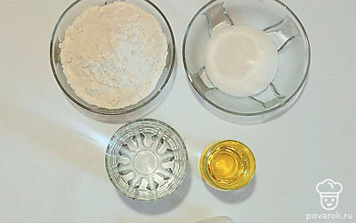 Разложите по тарелкам воду, муку, сахар, соль и растительное масло. Не забудьте растопить масло.