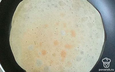 Смешайте все сухие ингредиенты: муку, сахар, соль. Все перемешайте. Теперь добавьте минеральную воду, сначала влейте 1 стакан воды, размешайте до состояния пюреобразной массы, затем добавьте 2-й стакан воды, перемешайте. После добавьте к тесту растительное масло, перемешивайте. Тесто готово. Можете приступать к выпеканию блинчиков. На хорошо разогретую сковороду влейте половником на середину тесто и распределите по всей поверхности. Выпекайте с двух сторон по одной минуте.