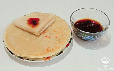 При подаче украсьте блины любым вареньем.