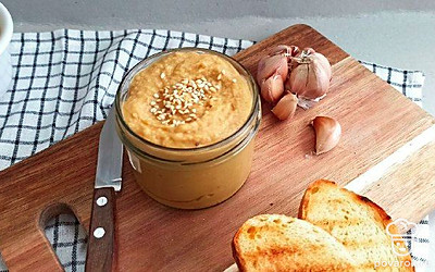 Выложите паштет в салатницу или тарелку. Присыпьте его кунжутом, дробленым орехом. Украсьте зеленью, маринованными овощами. Подайте хлеб или тосты.