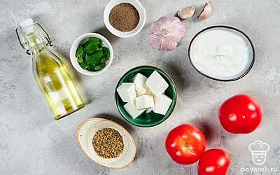 Помидоры тщательно помойте. Срежьте у них верхнюю часть и аккуратно удалите мякоть. Чеснок очистите, помойте и пропустите через пресс. Кинзу и базилик ополосните и обсушите бумажными полотенцами. Духовку разогрейте до 200 градусов. Подготовьте противень.