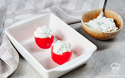 Запеките помидоры. Противень слегка смажьте растительным маслом. Поставьте на него помидоры и накройте верхней срезанной частью. Поставьте противень с овощами в духовку на 10 минут при температуре 200 градусов.