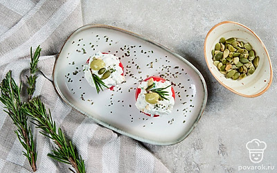 Помидоры, фаршированные фетой, остудите несколько минут перед подачей. По желанию украсьте блюдо листочками базилика.