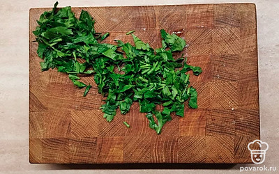 Пучок петрушки, предварительно вымытый, нарежьте мелко ножом или нарвите руками. Порежьте сулугуни на ломтики толщиной 1 см. Обваляйте их в панировочных сухарях или муке.