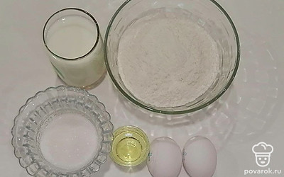 Налейте молоко в стакан. Насыпьте муку и сахар по тарелкам. Подготовьте яйца и масло.