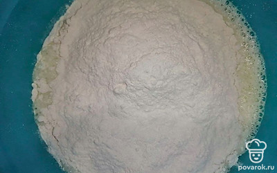 Влейте молоко постоянно помешивая засыпьте муку. Замесите однородное тесто. По консистенции оно должно быть как густая сметана.