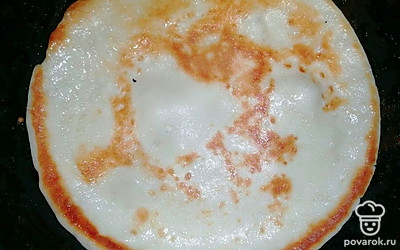 Разогрейте сковороду на среднем огне и смажьте небольшим количеством масла. Влейте немного теста половником и распределите массу по всей сковороде. Обжаривайте до золотистости с каждой стороны.