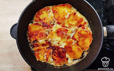 Разогрейте хорошо сковороду, растопите масло. Выложите на сковороду сыр в панировке и жарьте с двух сторон до золотистой корочки.