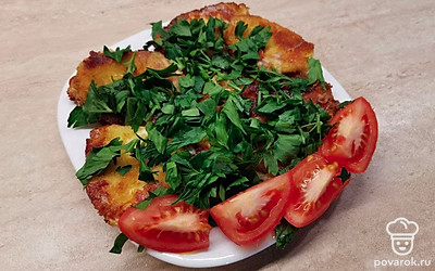 Подавайте жареный сыр слегка охлажденным и сверху присыпьте ароматной петрушкой.