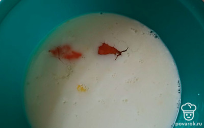 Смешиваем молоко и яйца. Высыпаем сахар, соль.