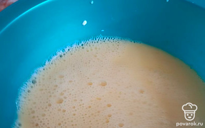 Всё хорошо перемешиваем, гасим соду уксусом.