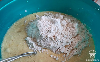 Добавляем муки и взбиваем чтобы не было комочков.
