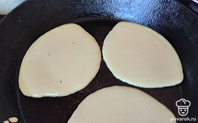 Сковородку смазываем маслом. И выливаем из половника наше тесто.