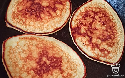 Переворачиваем наши блинчики. И убираем после того как и вторая сторона будет готова.