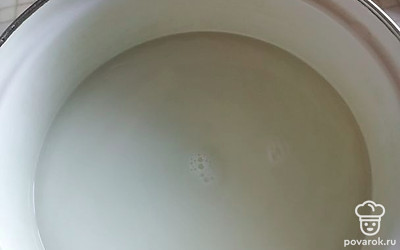 Развести сухое молоко в воде, добавить соль, сахар, добавить яйца и растительное масло. Всё размешать. 