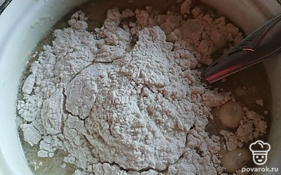 Всыпать небольшими порциями муку и соду. 