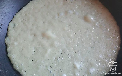 На разогретую сковороду с растительным маслом, с помощью половника влить тесто и жарить с двух сторон. 