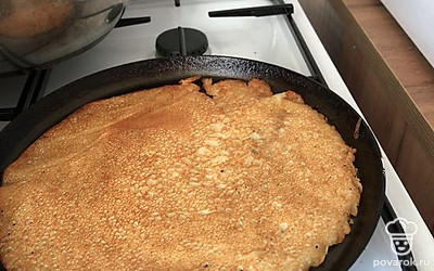 Добавить растительное масло и жарить на разогретой сковороде до румяности с каждой стороны.