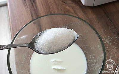 Смешать молоко, яйцо, сахар, соль.
