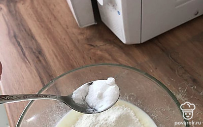 Просеять муку и добавить соду. Все хорошо перемешать.