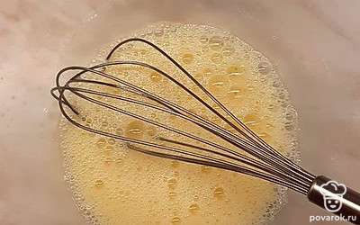 Взбить яйца с солью венчиком.