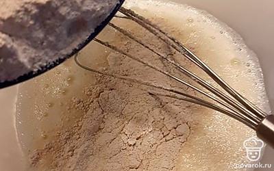 Следом всыпать муку, смешать.