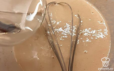 Влить в тесто кипяток.