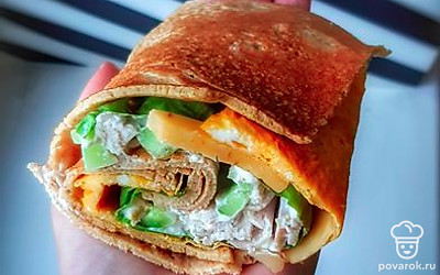 Овсяноблин на кокосовом молоке можно сочетать с чем угодно: как со сладким, так и с чем-то иным. Завернуть в него яйцо, куриную грудку, зелень, огурчик, сыр и сметану с чесноком. Приятного аппетита!