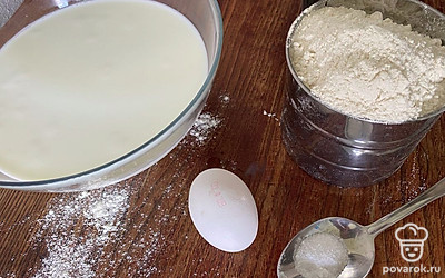 Ингредиенты должны быть комнатной температуры: яйца и молоко. 