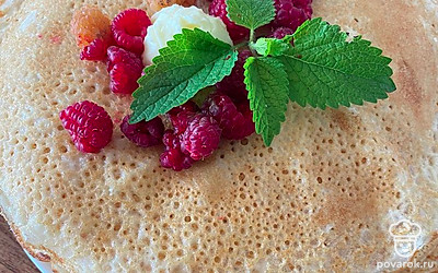 Сковороду необходимо смазать растительным маслом и хорошо ее разогреть. Добавьте тесто в сковороду и распределите так, чтобы оно покрыло дно ровным слоем. Когда края начнут подрумяниваться, переверните блин и поджарьте вторую сторону.