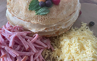 Натереть сыр на крупной терке. Ветчину порезать брусочками.
